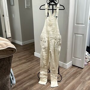 Off white/very light yellow overalls